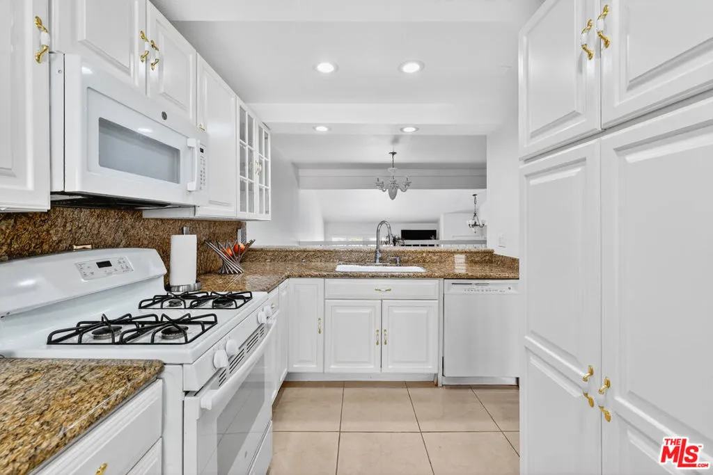 18419 Collins Street A, Tarzana, California 91356 home-pic-6